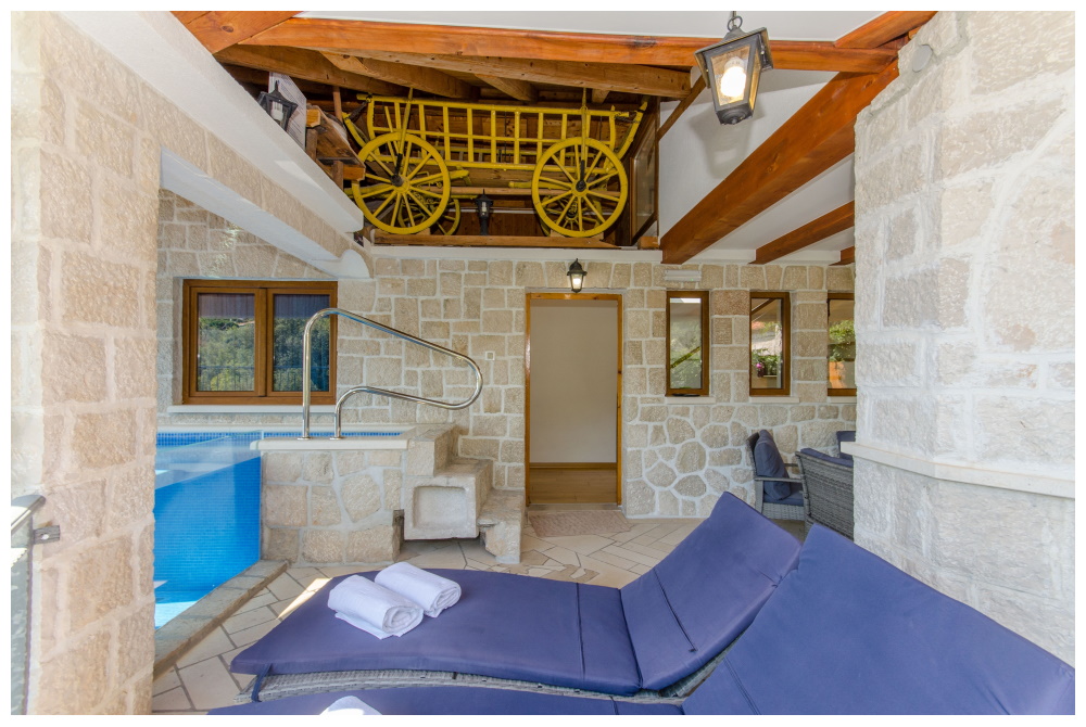 4-star villa with pool located in the old village of Strnj near Zivogosce